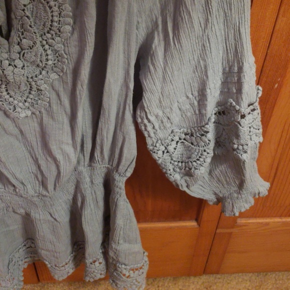 Valerie Bertinelli Tops - Cute Peasant Top